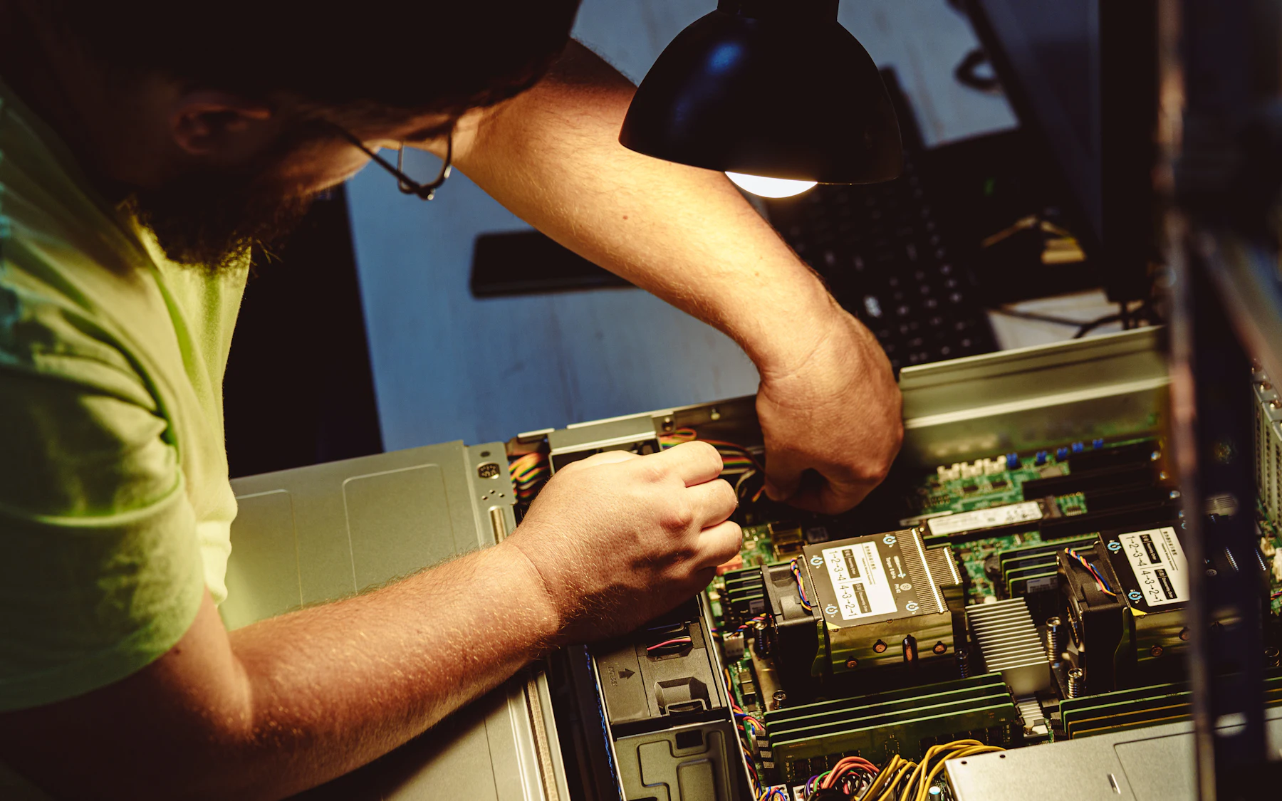 Técnico realizando mantenimiento interno a un servidor