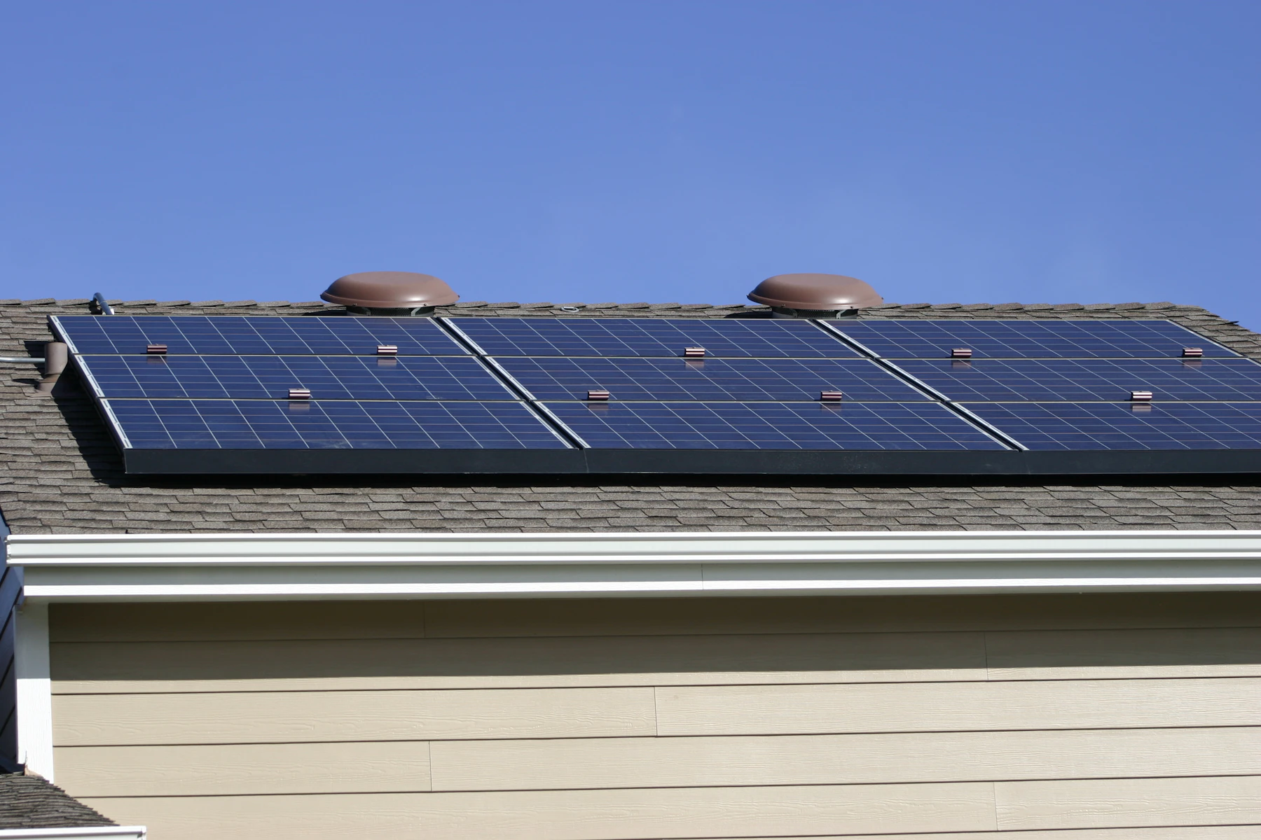 Paneles fotovoltaicos instalados sobre el techo de una vivienda